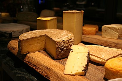 Lire la suite à propos de l’article Alliances fromages et Le Pas de l’Aigle 2007 signé les5duvin